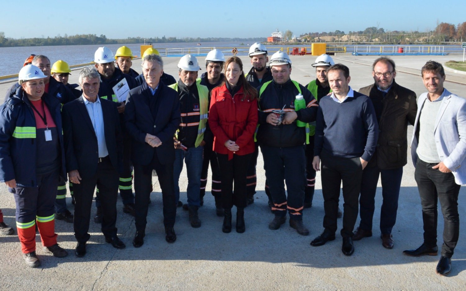 Macri y Vidal recorrieron una terminal portuaria y una refinería en Campana 