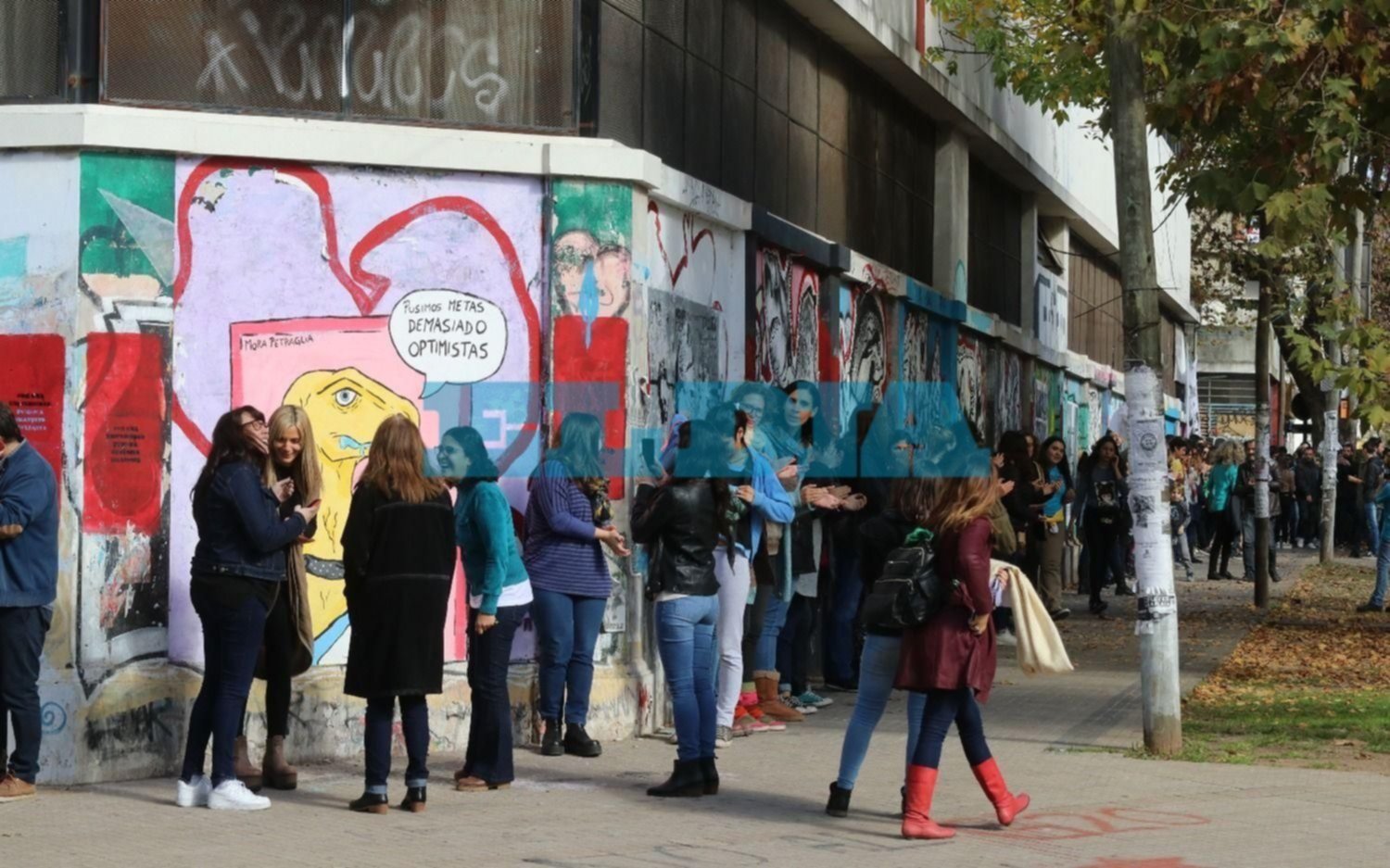Abrazo al Bachillerato de Bellas Artes para pedir "más fondos para universidades y ciencia "