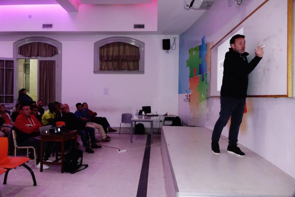 Milito compartió vivencias en la Escuela “Osvaldo Zubeldía”