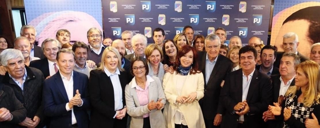 Cristina Kirchner desembarcó en una cumbre del PJ y se puso “a disposición”