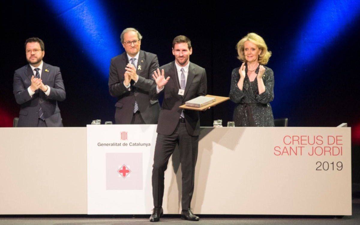 Messi recibió del gobierno catalán la Cruz de Sant Jordi por su "humildad y honestidad"