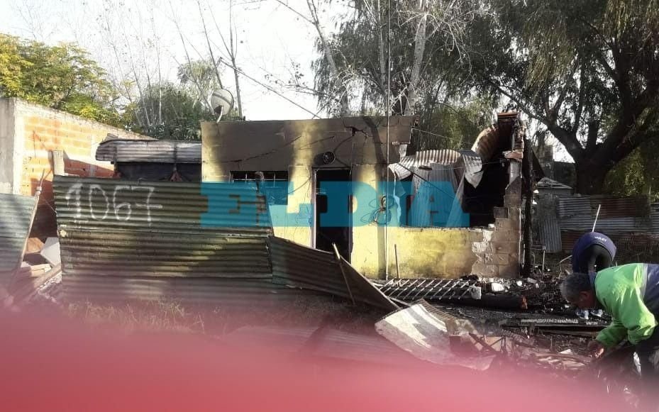Un incendio devoró tres casas en Altos de San Lorenzo