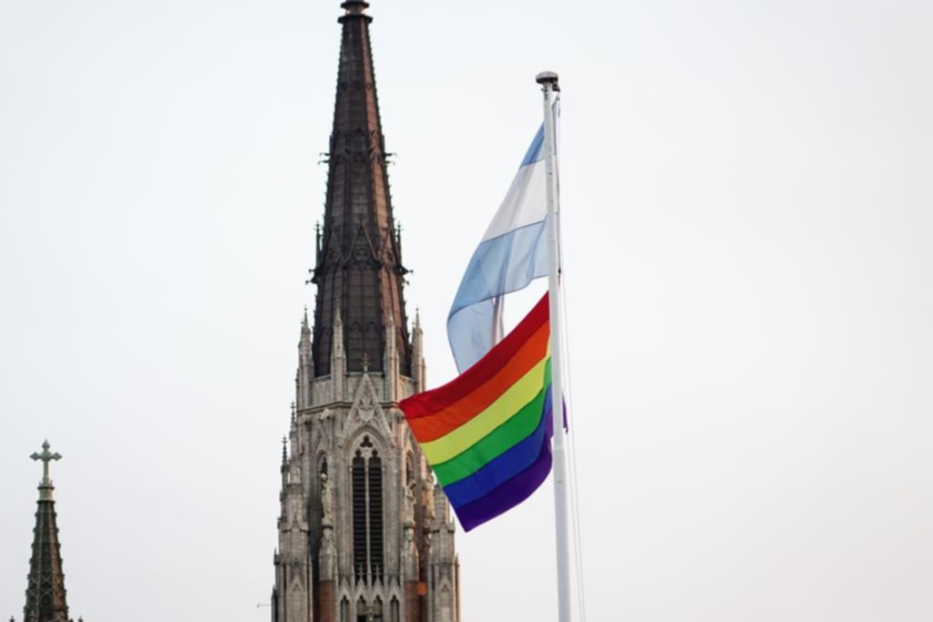 La Plata se sumó a la celebración e hizo flamear la bandera LGBT