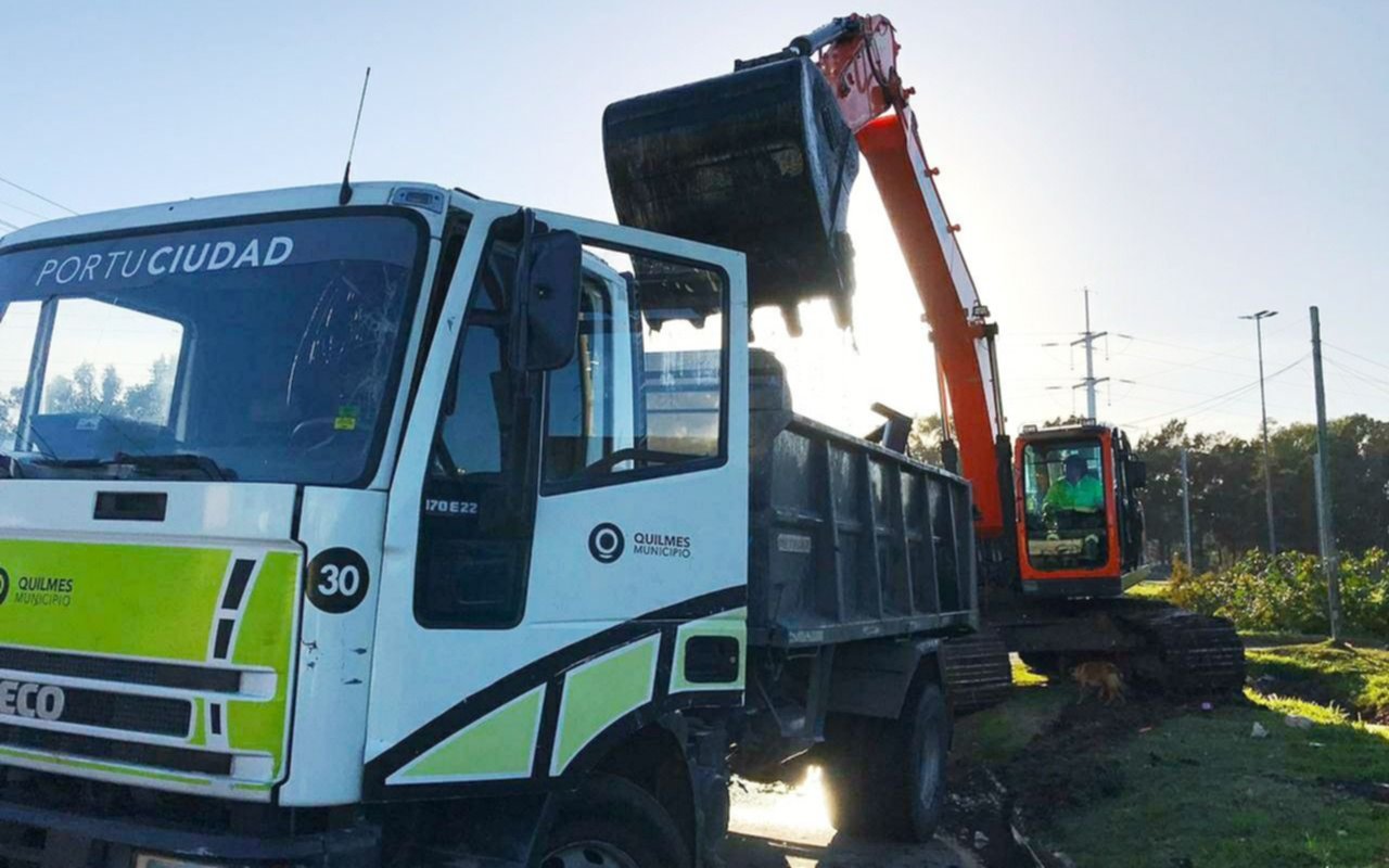 Operativo integral de limpieza en el zanjón de la calle Alberdi