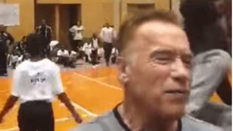 A Arnold le dieron una tremenda patada voladora