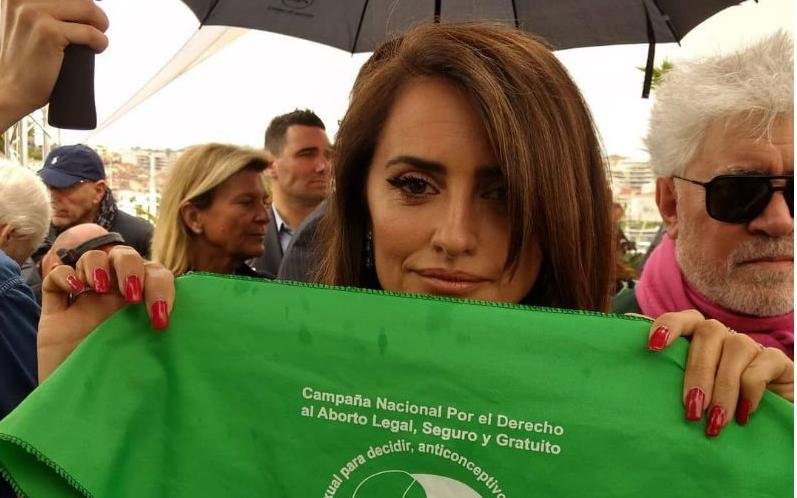 Penélope Cruz levantó el pañuelo verde en Cannes