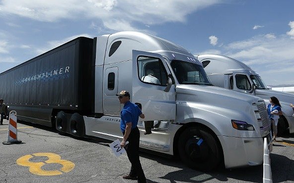 Inician pruebas con camiones sin conductor en el correo de Estados Unidos
