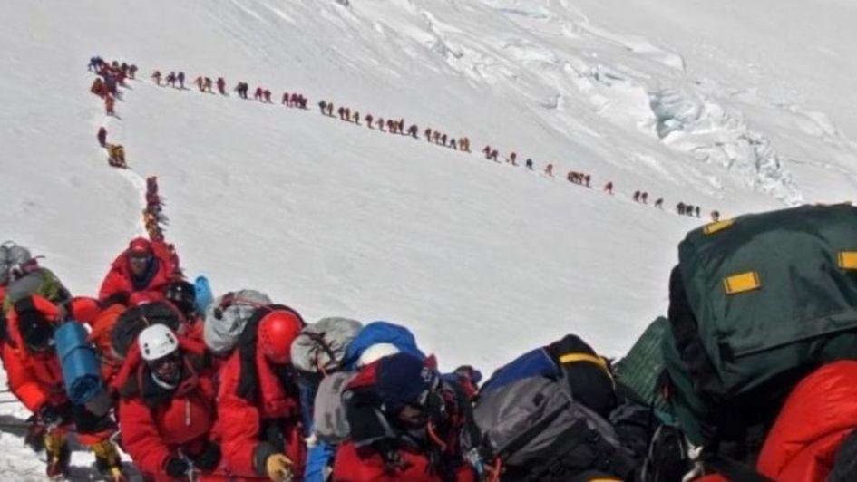 Récord de ascensos y hasta colas en el Everest