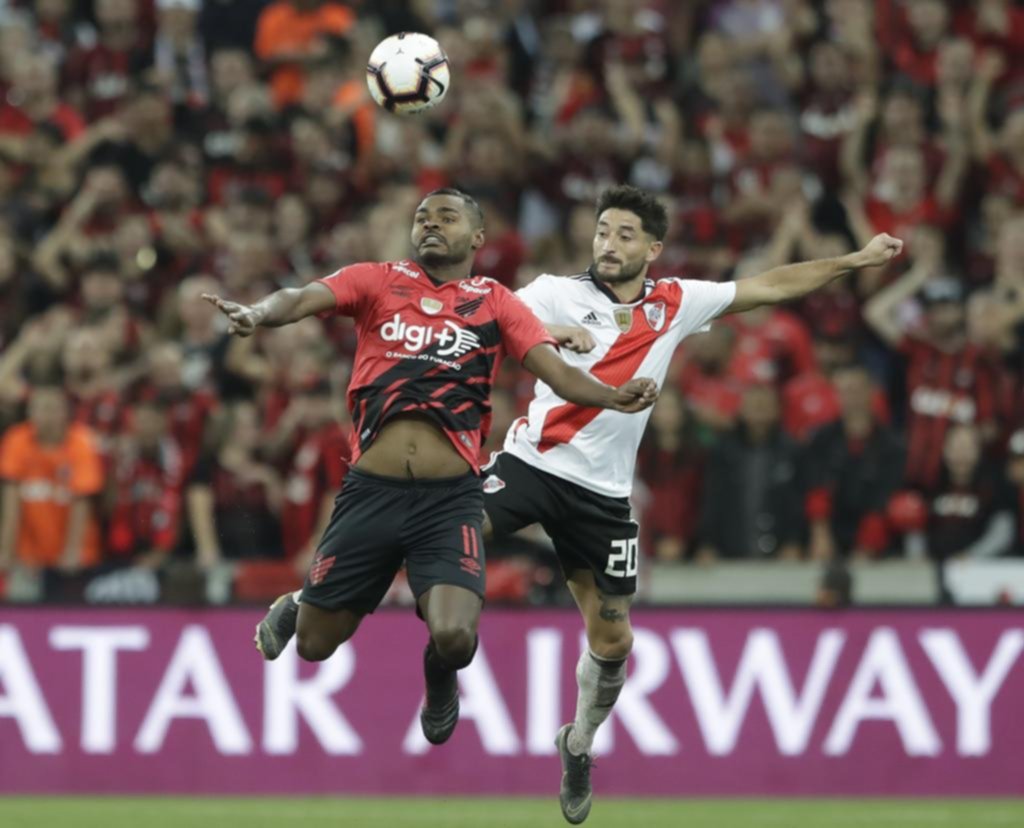 River perdió 1-0 en Brasil ante Paranaense, y solo no fue peor gracias al trabajo de Armani