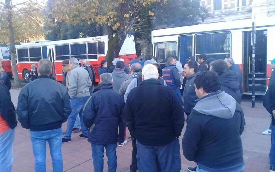 Nutrida protesta de transportistas escolares frente a la Gobernación