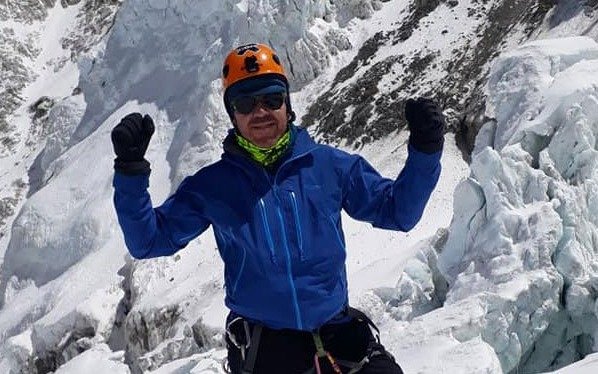 El montañista cordobés rescatado en el Everest se recupera