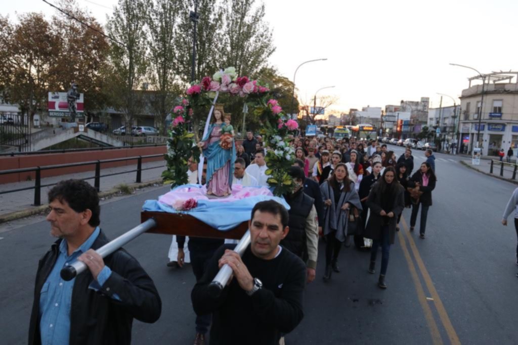 Centenares de fieles en la procesión por las fiestas patronales de Berisso