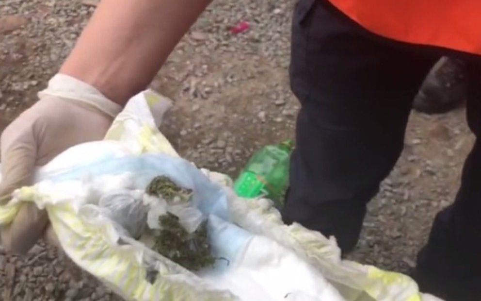 Detuvieron a una mujer que escondió droga en el pañal de su bebé en la previa a un partido