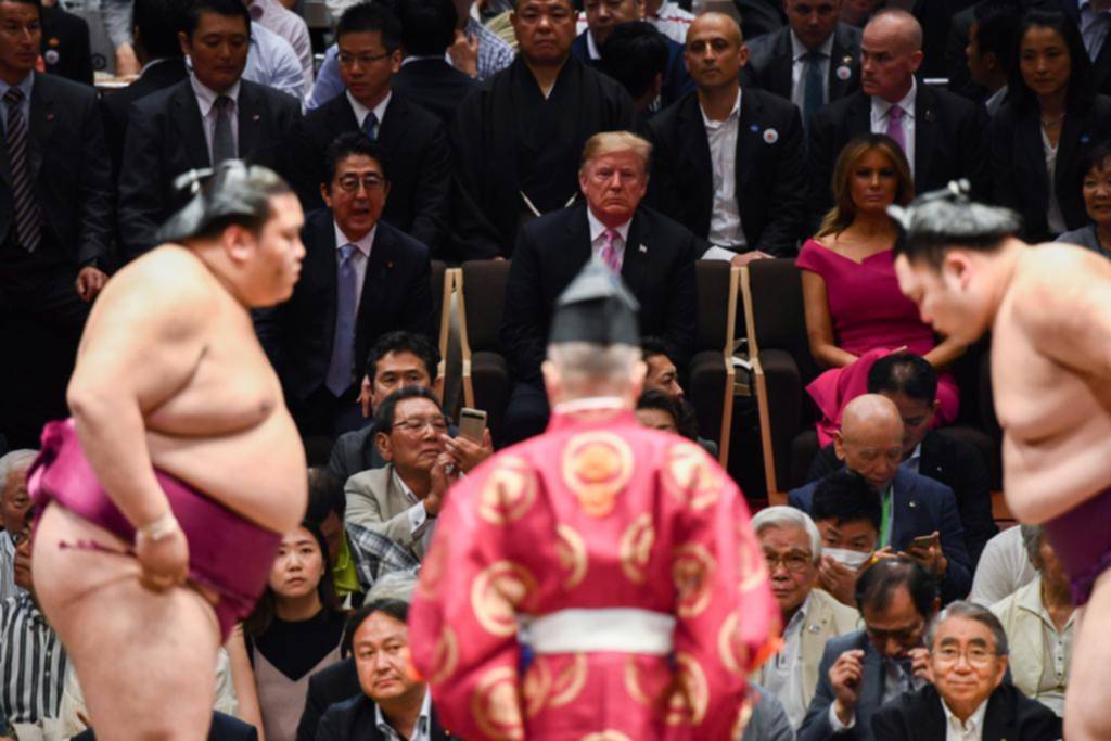 El premier de Japón agasajó a Trump con hamburguesas, golf y un torneo de sumo