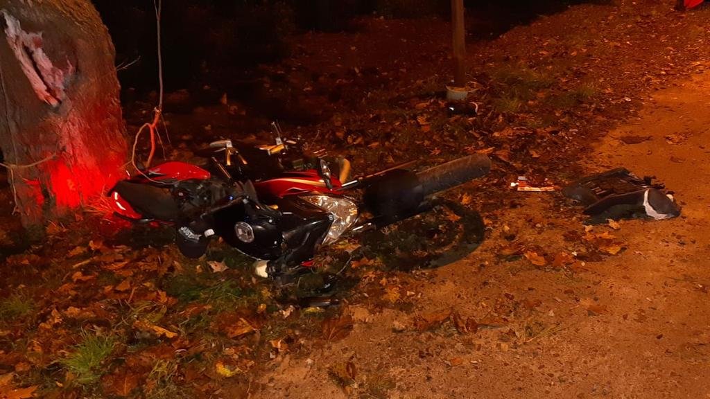 Un motociclista murió tras chocar contra un árbol a la madrugada en Villa Elisa