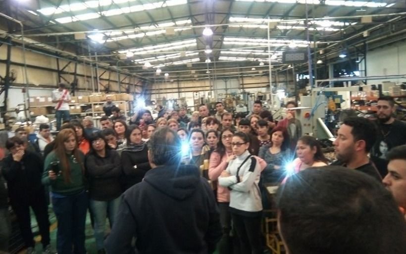 Trabajadores ocupan metalúrgica tras quiebra