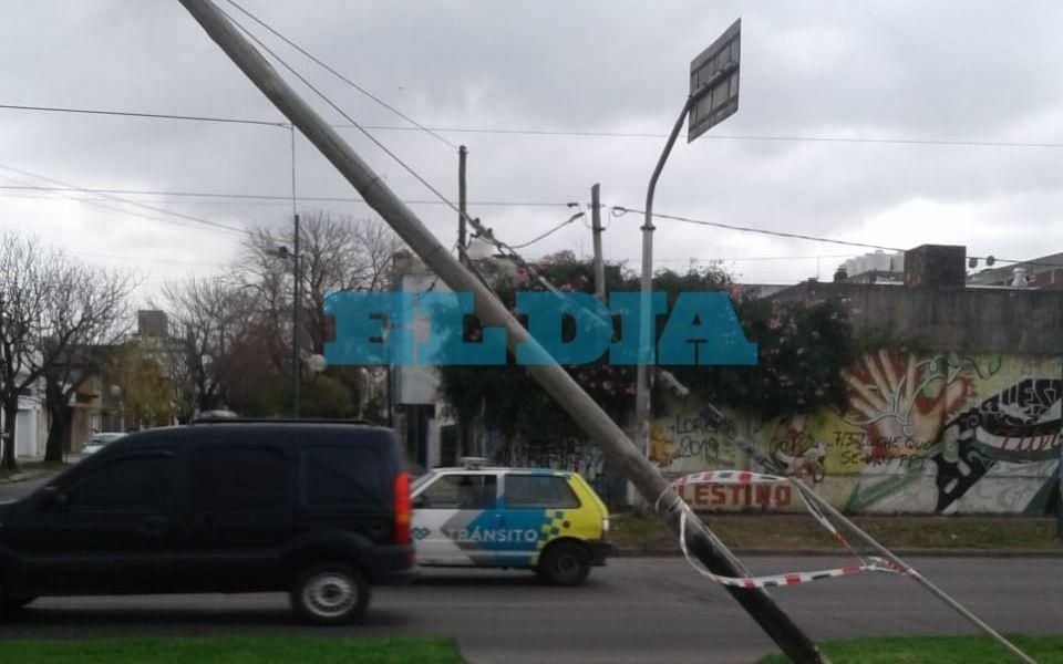 Poste de luz caído en la rambla de 72 y 10