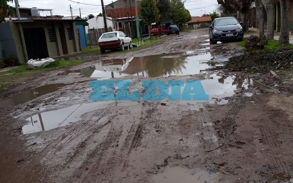 Calle sin asfaltar y "hecha un barrial" en Los Hornos