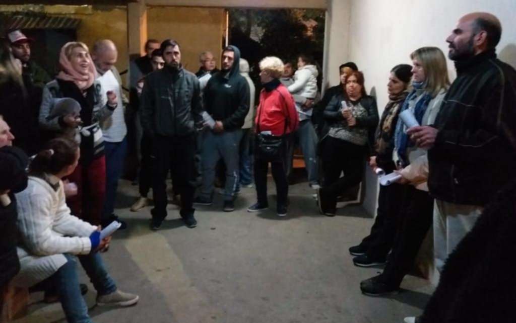 Vecinos apuntan a la baja tensión por la falta de agua en todo un barrio