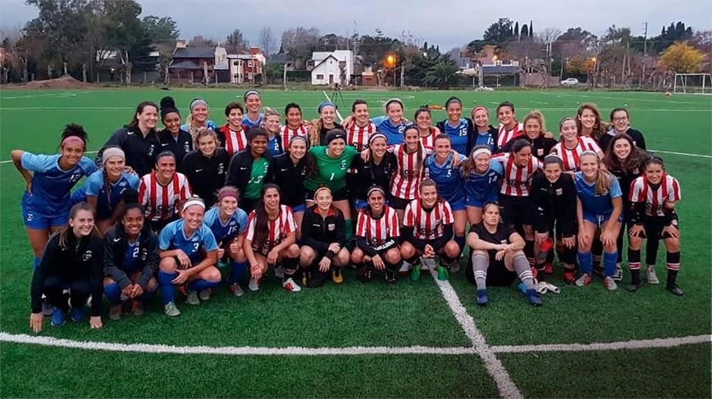 Partido internacional de fútbol femenino en el Country de City Bell