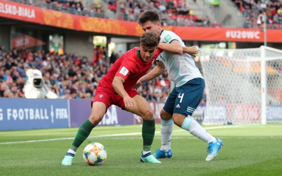 La Selección sub 20, con Mura desde el arranque, venció a Portugal y quedó cerca de la clasificación