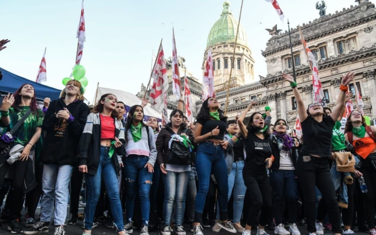 "Pañuelazo verde" frente al Congreso por el nuevo proyecto de legalización del aborto