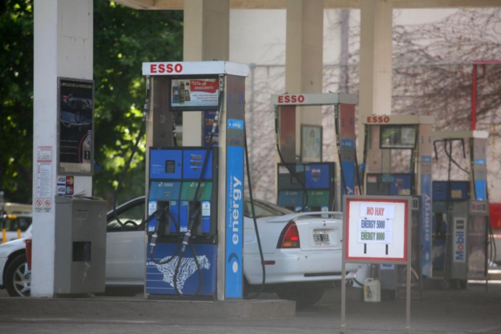 Postergan el ajuste de un impuesto y las naftas el mes próximo no aumentarían
