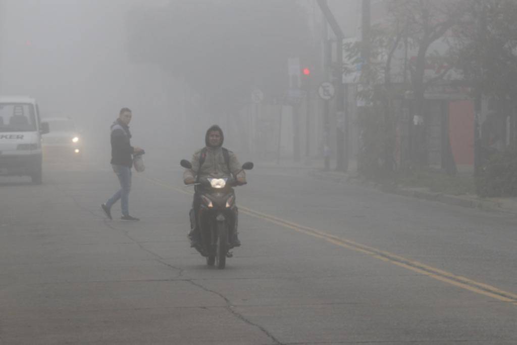 La niebla cambió ayer la fisonomía y el color platense