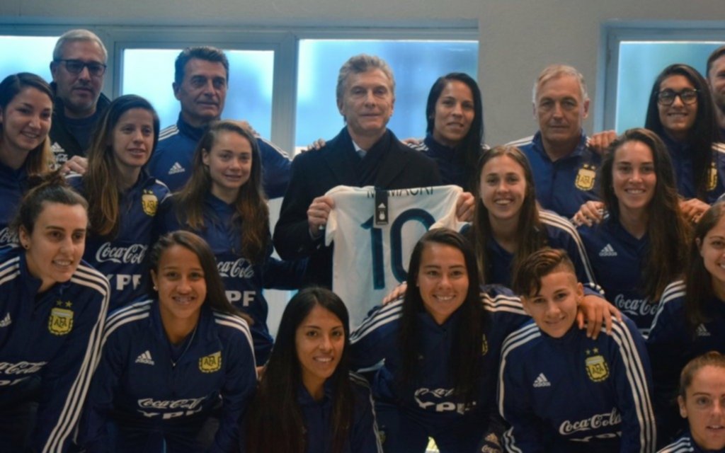 Macri visitó a la Selección femenina de fútbol que participará del Mundial