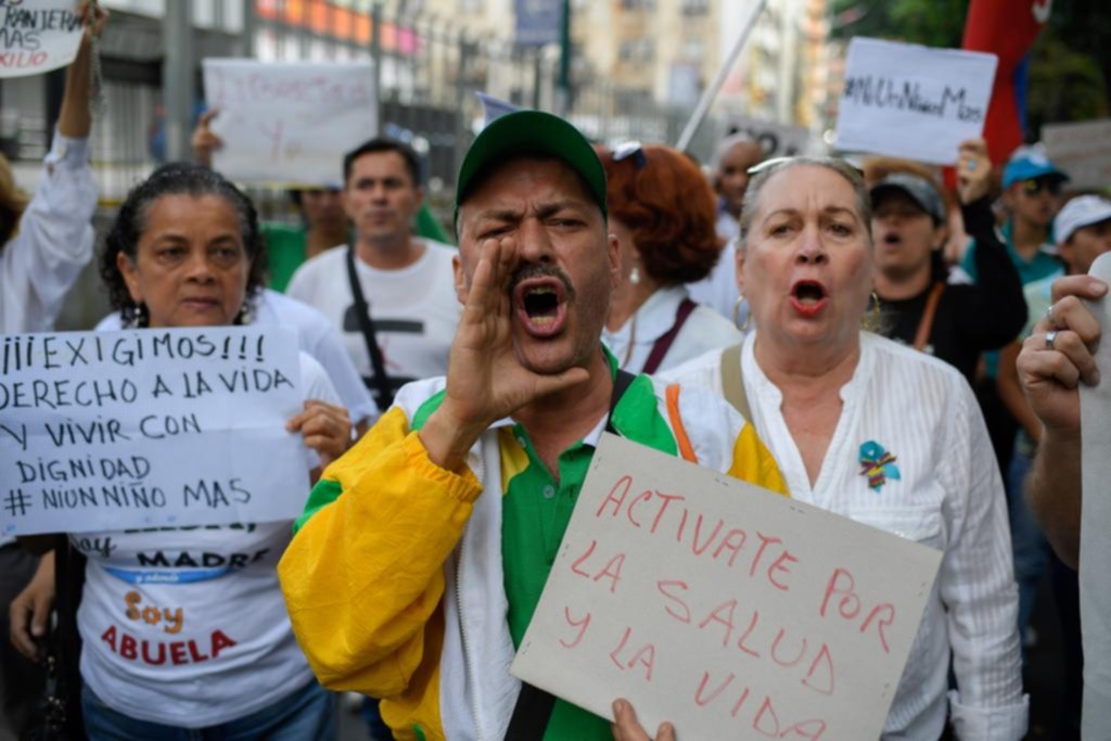 El chavismo rompe el silencio y admite la debacle económica