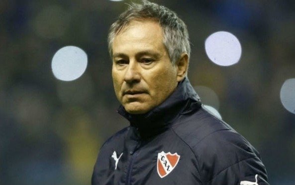 Ariel Holan dejó de ser el entrenador de Independiente