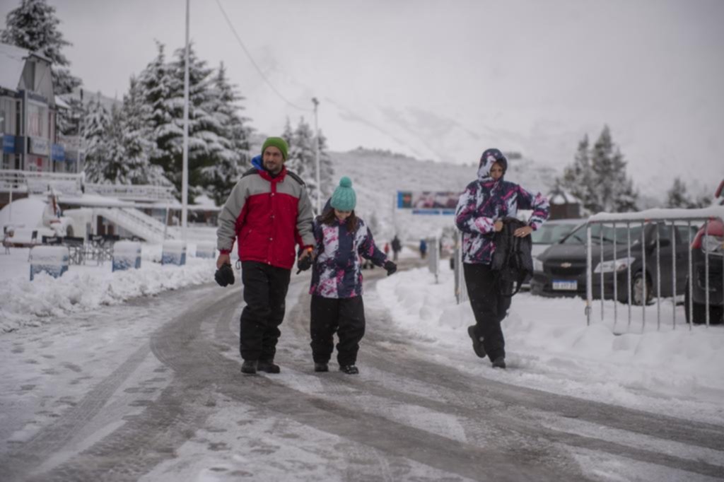Bariloche amaneció vestida de blanco por la primera nevada del año