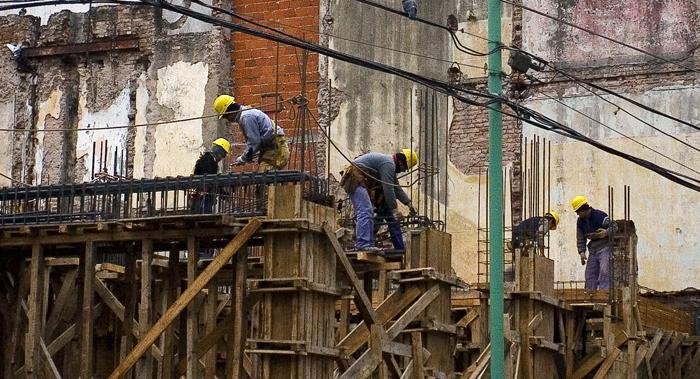 En abril bajó 2,6% interanual el empleo registrado y acumuló su sexto mes de caída