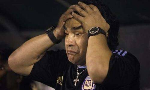 Maradona, deprimido Sin amor ni jabón, se dedica al alcohol