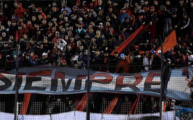 La guerra entre barras que tiene atemorizado a un club de la Superliga   