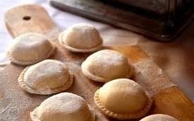 Vive en La Plata y hace sorrentinos caseros para ayudar a su pareja con leucemia 