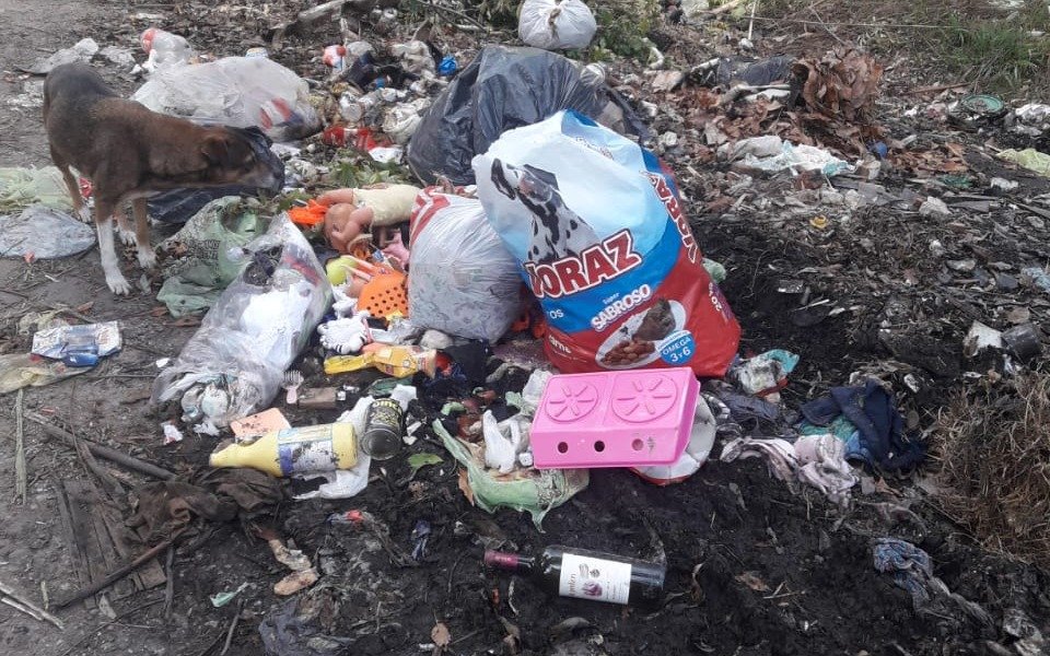 Bronca por un basural en 6 y 97: "No respetan nada"
