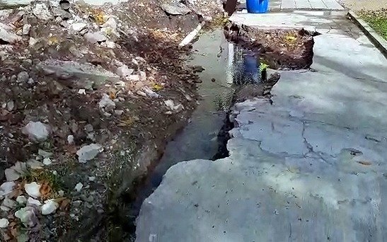 "Un gran derroche agua potable" cerca del Policlínico y un "río en Villa Elvira"