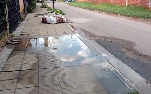 En "Barrio 88 viviendas el agua por una pérdida afloja las baldosas"