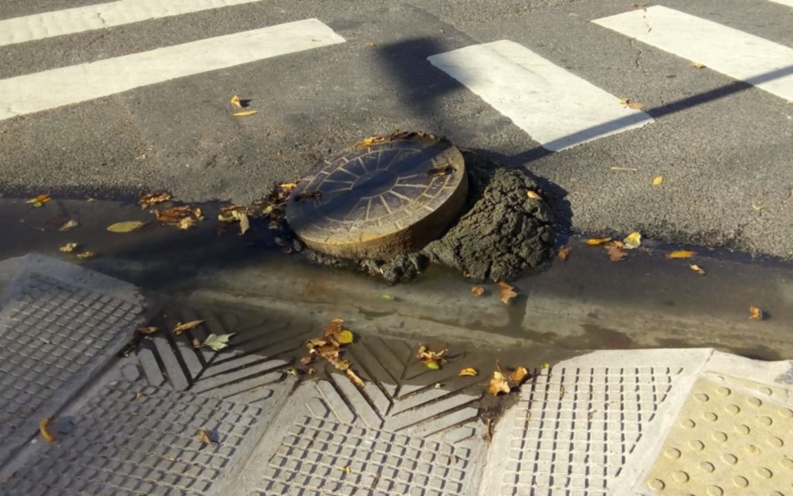 ¡Un asco! Colpasó una tapa y hay un enorme desborde cloacal frente a Plaza Malvinas
