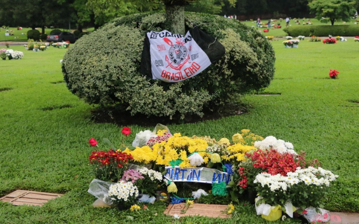 Una multitud visitó la tumba de Senna a 26 años de su muerte