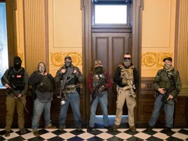Armados, entran en el Capitolio y exigen el final de la cuarentena