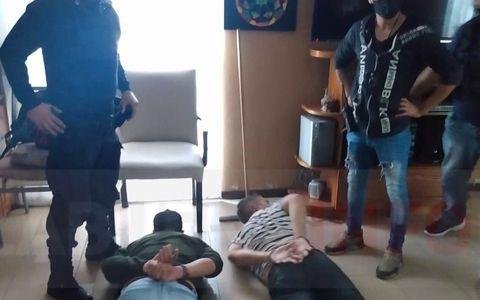 Quedó detenido un peluquero acusado de acosar y abusar de su empleada