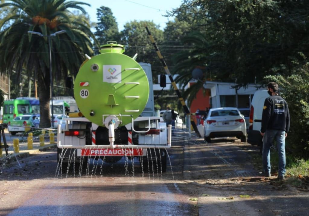 Con camiones hidrantes, salen a desinfectar calles en el oeste