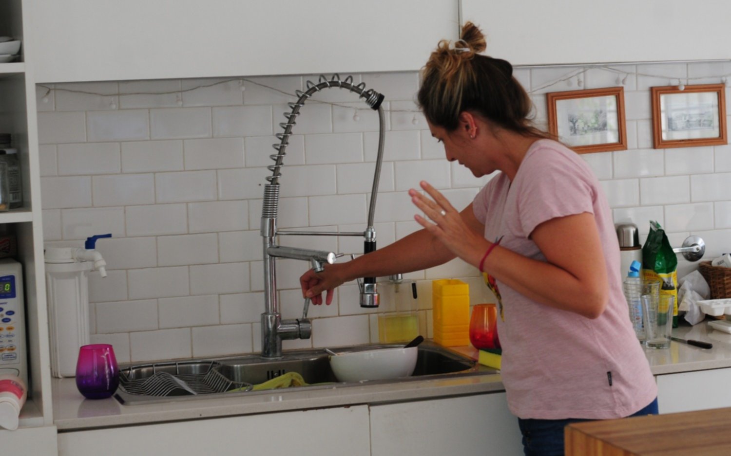 "Otra vez sopa": vecinos de la Región denuncian escasa presión de agua y cortes