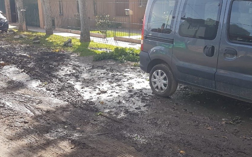 Hartazgo vecinal en Los Hornos por una pérdida de agua: temen por dengue