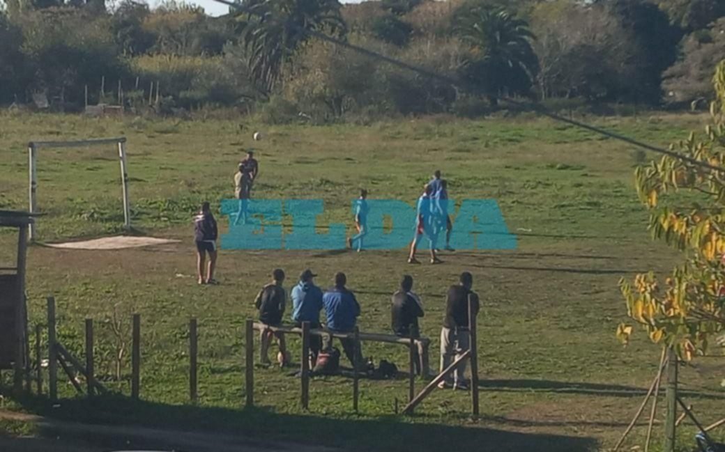 ¿Y la cuarentena? Denuncian partidos de fútbol y vóley este domingo en la región