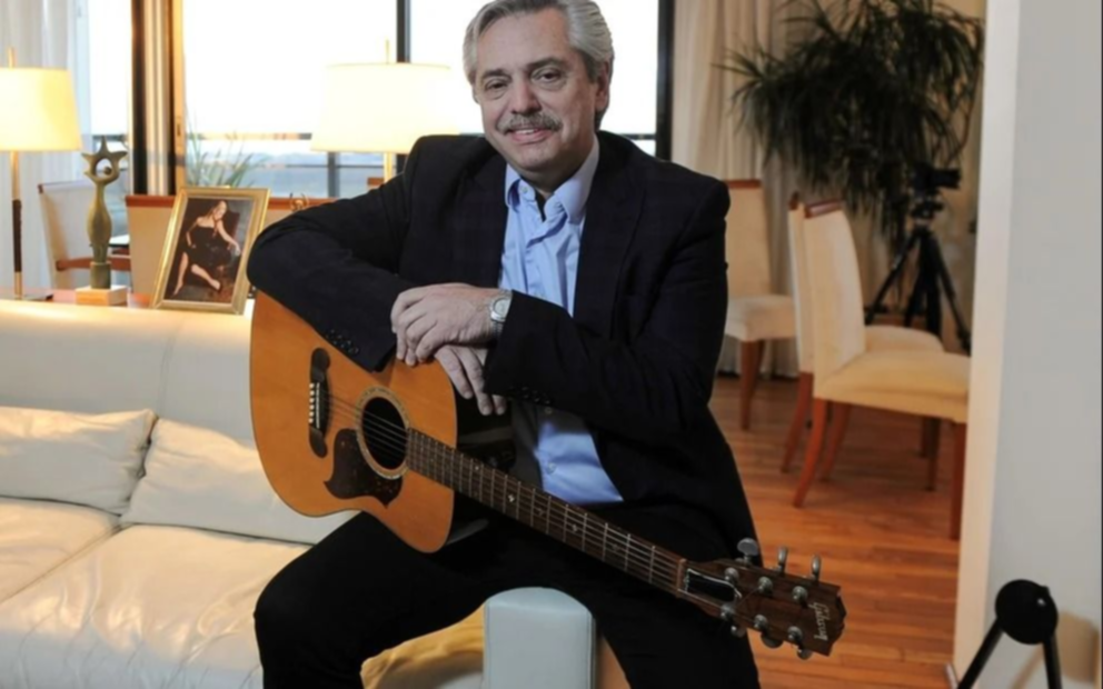 Alberto Fernández tocó la guitarra y les habló a los adolescentes: "Sacá lo mejor de vos"