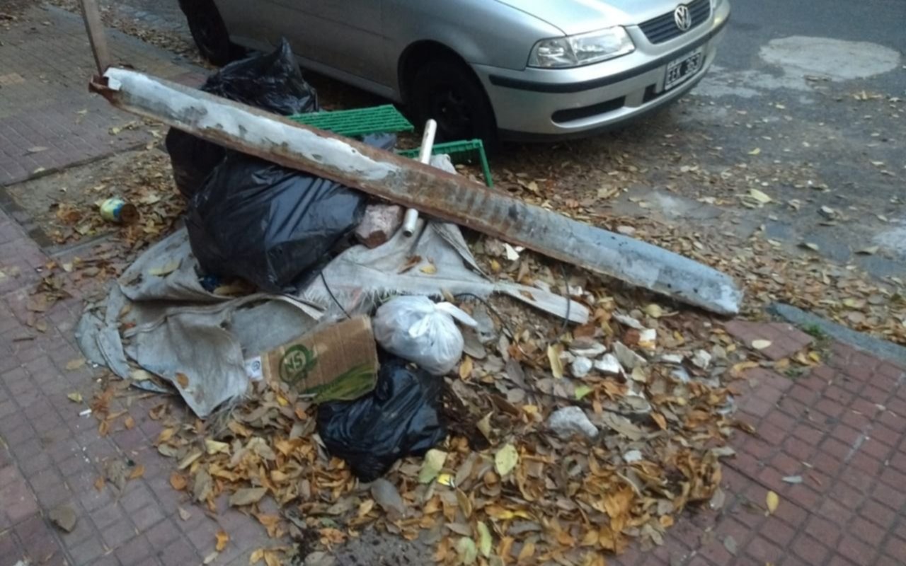Se formó una "montaña" de escombro y claman por su erradicación en 46, 3 y 4