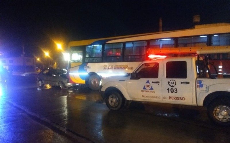 Un herido tras choque frontal en la avenida Montevideo de Berisso